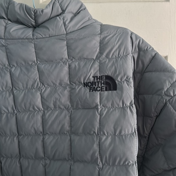 gray north face jacket - Picture 5 of 6